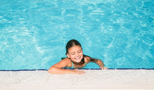 Drăguț fermecător fetiță relaxare în piscină cu ochi închiși — Fotografie, imagine de stoc