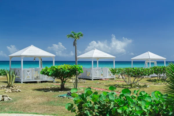 Natural landscape view with beautiful inviting gorgeous massage gazebos near the beach and ocean — Stock Photo, Image