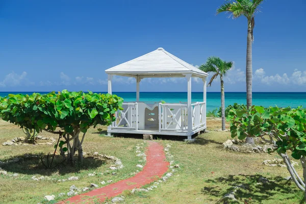 Natural landscape view with beautiful inviting gorgeous massage gazebo near the beach and ocean on sunny warm day — Φωτογραφία Αρχείου