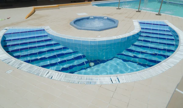 Amazing, inviting gorgeous closeup view of outdoor spa with Jacuzzi and small curved water pool with steps — 스톡 사진