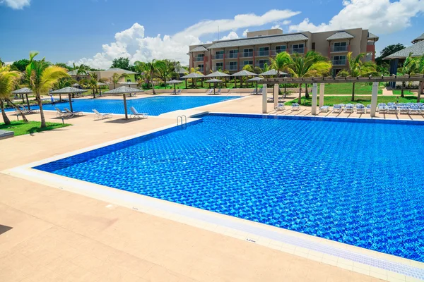 Asombrosa hermosa vista de la piscina, el agua azul turquesa tranquila y el jardín tropical — Foto de Stock