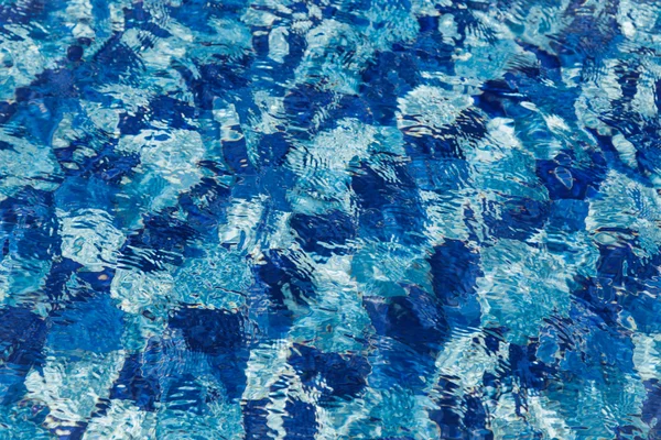 Background of water body beautiful blue ceramic mosaic tiles swimming pool — 图库照片