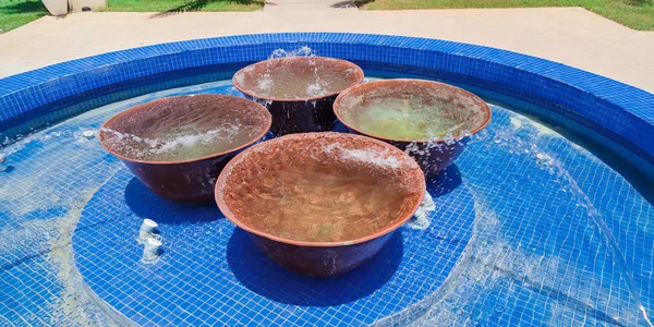 Increíble hermosa vista de la piscina jardín decorado al aire libre con grandes cuencos de mármol en el interior —  Fotos de Stock