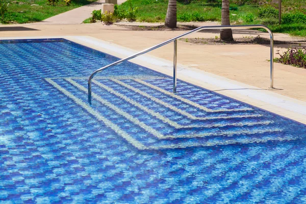 Καταπληκτικό κομψό σύγχρονο μπλε κεραμικά πλακίδια κολύμπι πισίνα είσοδο, με το crystal azure σαφές τυρκουάζ νερό — Φωτογραφία Αρχείου