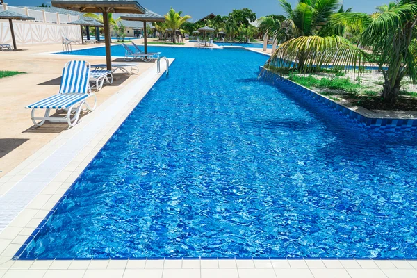 Hermosa atractiva hermosa vista de la piscina, tranquilo agua azul turquesa y jardín tropical —  Fotos de Stock