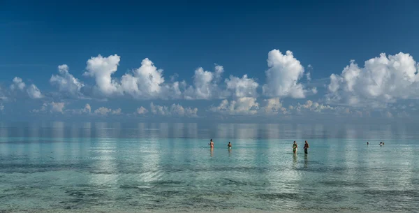 Stunning gorgeous, amazing beautiful tranquil inviting ocean view with white fluffy clouds reflected in water — Stockfoto