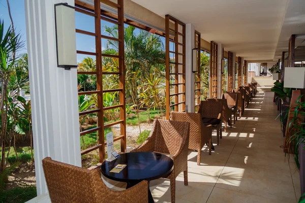 Vista del hermoso y elegante vestíbulo bar cafetería al aire libre — Foto de Stock