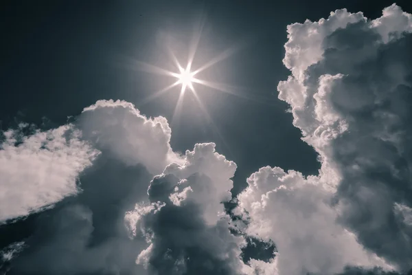 Hermosa impresionante espléndida vista monocromática de sol brillante y nubes —  Fotos de Stock