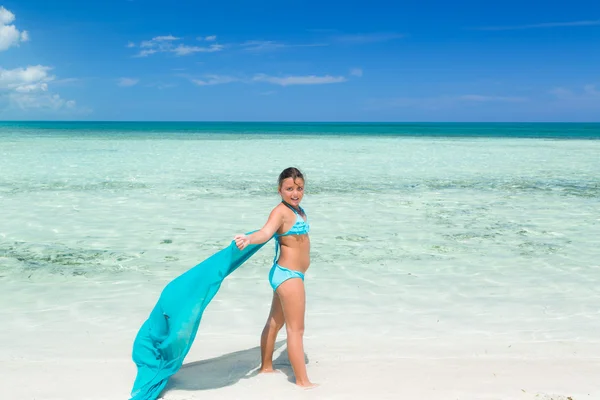 Ritratto di bella stile felice sorridente bambina alla moda in piedi sulla spiaggia nella soleggiata giornata estiva — Foto Stock