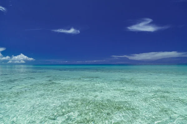 Úžasné pěkný pohled klidnou tyrkysově azurové moře a Tmavomodrá obloha pozadí — Stock fotografie