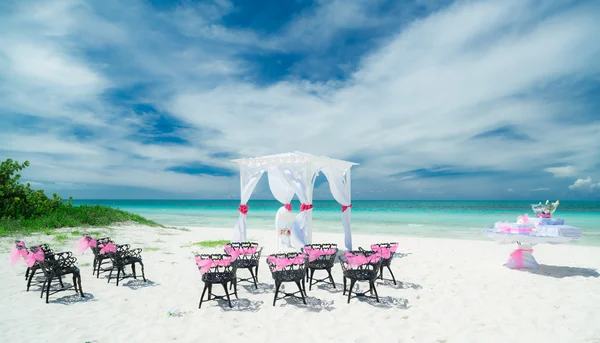 Splendid gorgeous beautiful view of wedding decoration on Cuban Cayo Coco tropical beach — ストック写真