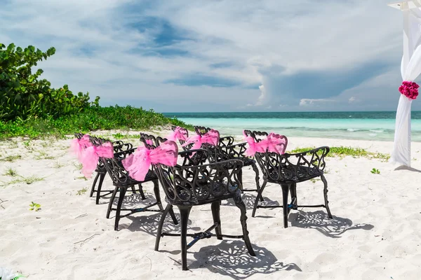 Vista de la boda decorado viejo vintage retro negro sillas de pie en la playa tropical —  Fotos de Stock