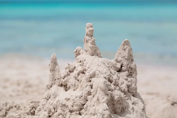 Amazing beautigul  built sand castle using a child's fantasy on the background of turquoise tranquil inviting ocean — Stok fotoğraf