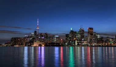 renkli ışık ile Ontario Gölü üzerinden downtown Toronto şehrinin muhteşem güzel gece görünümü
