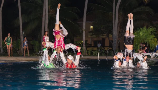 Επαγγελματίες χορευτές εκτελούν εμφάνιση νερού στην εξωτερική πισίνα — Φωτογραφία Αρχείου