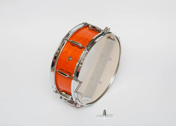 Holz Mahagoni Farbe Snare Drum isoliert auf hellgrauem Hintergrund — Stockfoto