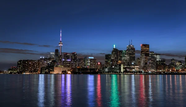 Renkli ışık ile Ontario Gölü üzerinden downtown Toronto şehrinin muhteşem güzel gece görünümü — Stok fotoğraf