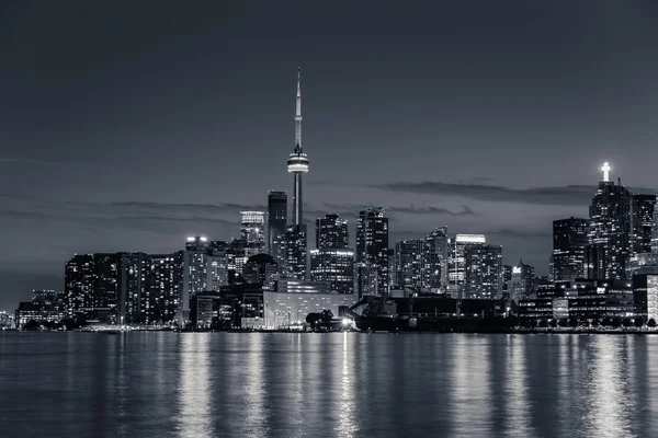 Linda noite bonita, vista monocromática da cidade de Toronto skyline centro do lago Ontário — Fotografia de Stock