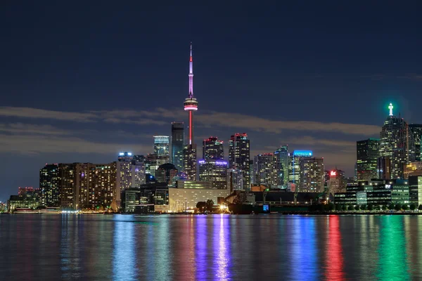 Szép gyönyörű éjszakai kilátás Toronto downtown városra az Ontario-tó, színes fényvisszaverődések — Stock Fotó