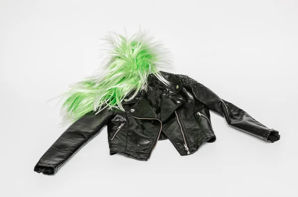 Pelle naturale nero alla moda elegante signora, giacca con cerniere in stile — Foto Stock