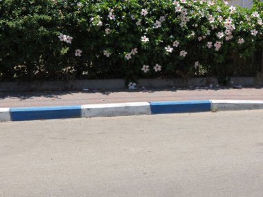 Yol kaldırım ve mavi ve beyaz sınır