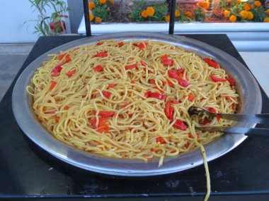 Spagetti kırmızı biber dilimleri ile