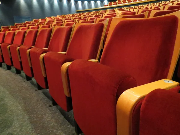 Rode Fauteuils in een theater Rechtenvrije Stockfoto's