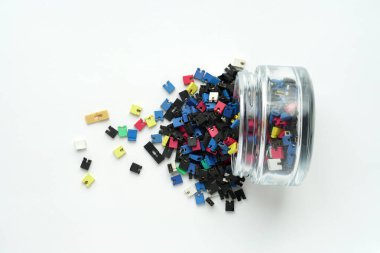 Beyaz arka planda bilgisayar atlamaları. Bilgisayar onarımı, servis. Bilgisayar atölyesi teması. Yakın plan.