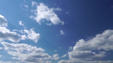 Sadece yaz mavi gökyüzü. Beyaz bulutlu güzel mavi gökyüzü manzarası. Hareket eden bulutların rahatlatıcı görüntüsü. Bina yok. Tam HD Zaman Hızı