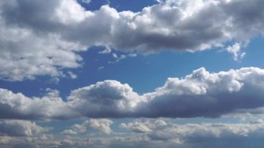 Sadece yaz mavi gökyüzü. Beyaz bulutlu güzel mavi gökyüzü manzarası. Hareket eden bulutların rahatlatıcı görüntüsü. Bina yok. Tam HD Zaman Hızı