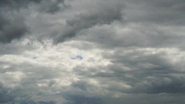 Karanlık gökyüzü. Gri gökyüzüne karşı hızlı uçan kara bulutlar. Fırtınadan önceki kötü hava. Bina yok. Yavaş çekim Tam HD