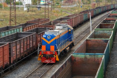 Yük arabaları, yük trenleri, tanklar tren istasyonunda