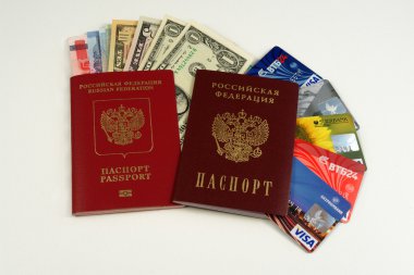 İki pasaport, kredi kartları, para, dolar