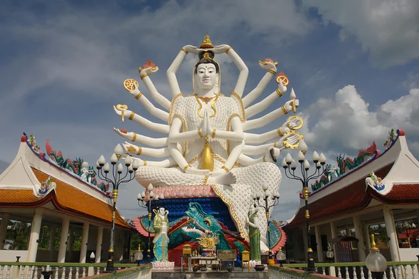 女神の慈悲関陰寺ワット プラーイ レームの 18 手像。サムイ島、タイ — ストック写真