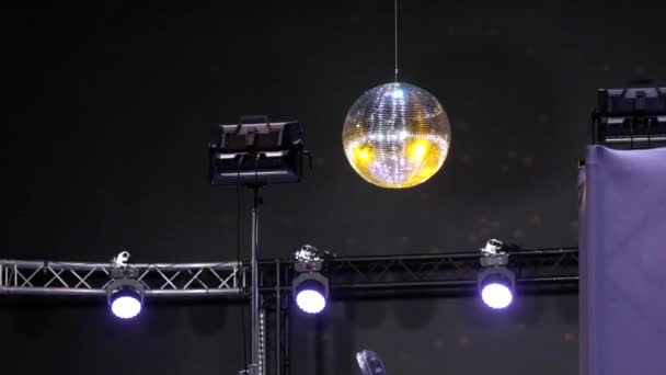 Boule Disco Tournant Sur Fond Dispositif Guidage Lumineux Sur Plateau — Video
