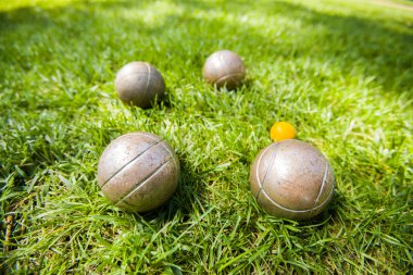 bocce top yeşil çimenlerin üzerinde. sığ dof ile yakın çekim.