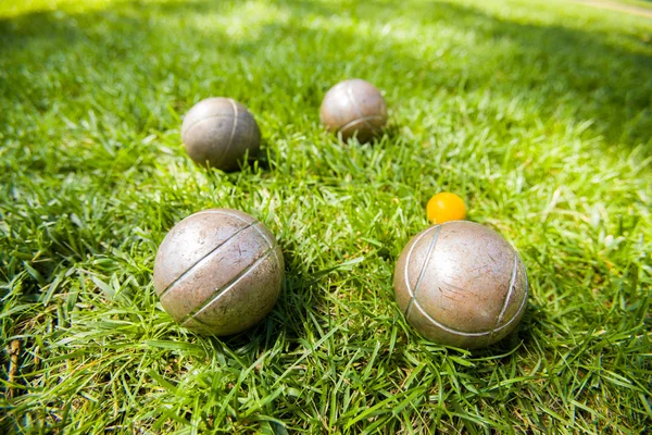 Bocce bollar på ett grönt gräs. närbild med grunt dof. — Stockfoto