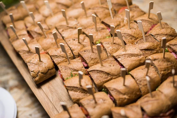 Vollkorn-Sandwiches (Canape) mit italienischer Salami, Ziegenkäse — Stockfoto