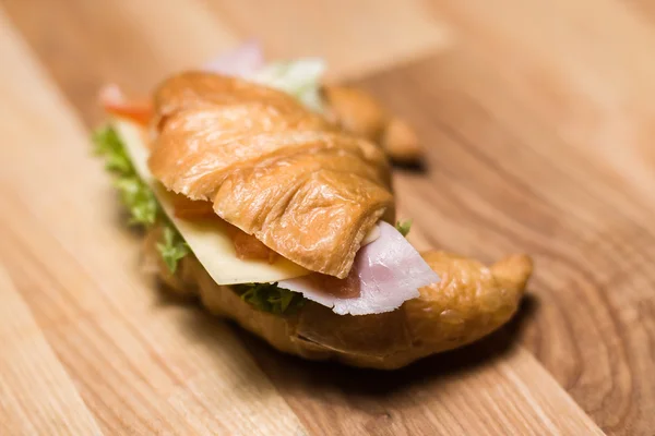 햄과 나무 보드에 치즈와 신선한 크로 로열티 프리 스톡 사진