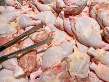 Süpermarketteki çiğ tavuk eti yığınında paslanmaz bir dernek..