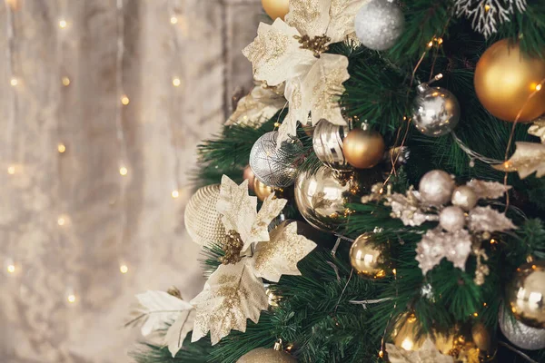 Altın ve gümüş Noel oyuncakları, çelenkler ve çelenkler..