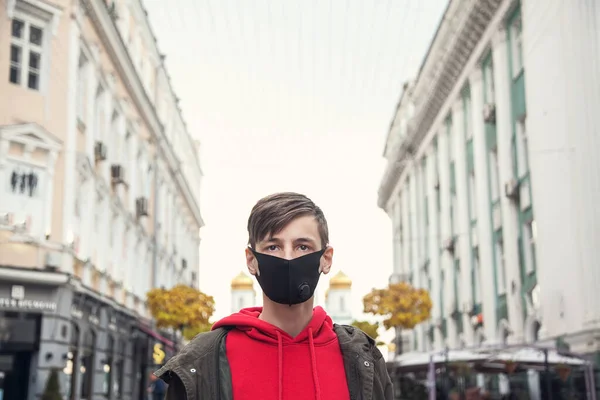 Junger Mann Mit Schwarzer Schutzmaske Vor Dem Hintergrund Der Stadt — Stockfoto