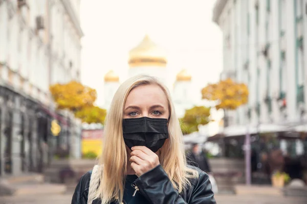 Femeia Vrea Îndepărteze Mască Neagră Protecție Feței Fundalul Orașului Atracțiile — Fotografie, imagine de stoc