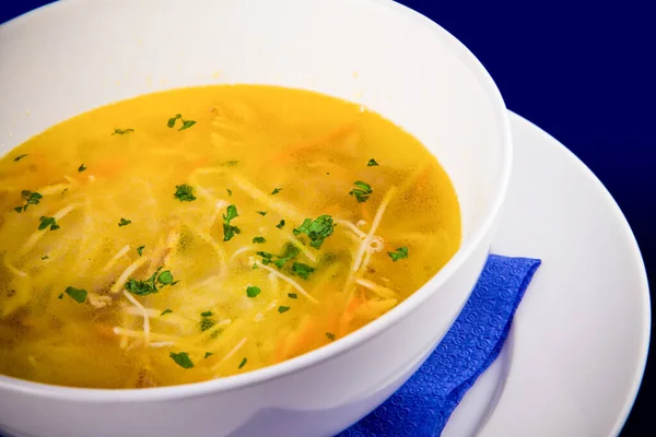 Sopa Macarrão Frango Quente Com Cenouras Ervas Fechar Uma Placa — Fotografia de Stock