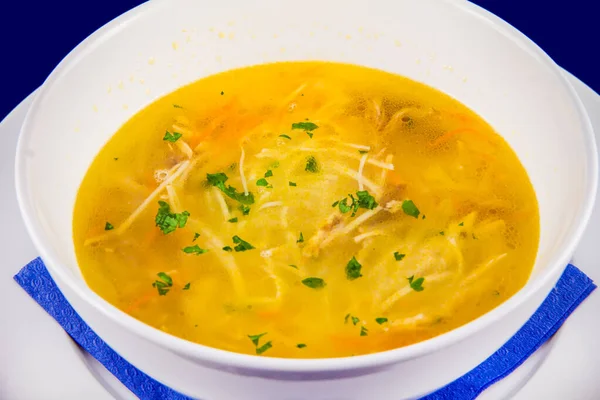 Sopa Macarrão Frango Quente Com Cenouras Ervas Fechar Uma Placa — Fotografia de Stock