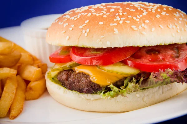 Φρέσκο Νόστιμο Burger Ντομάτα Τυρί Αγγούρι Τηγανητές Πατάτες Και Σάλτσα — Φωτογραφία Αρχείου