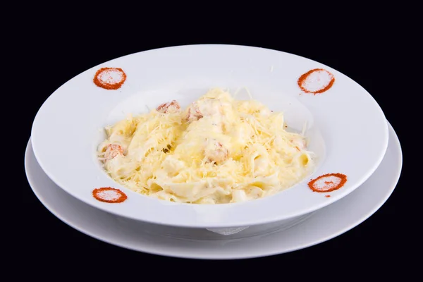 Fettuccine Dengan Salmon Dalam Saus Krim Piring Putih Pada Latar — Stok Foto