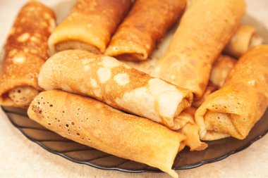 Shrovetide 'de ev yapımı Rus krepleri pişirmek - Maslenitsa.