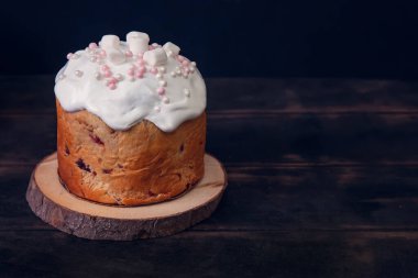 Ahşap tezgahtaki paskalya pastaları marşmelovlarla süslenmiş, koyu arkaplan, kopyalama spazmı.