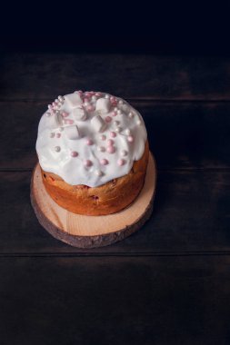 Marşmelovlarla süslenmiş ahşap tezgahtaki Paskalya pastaları..